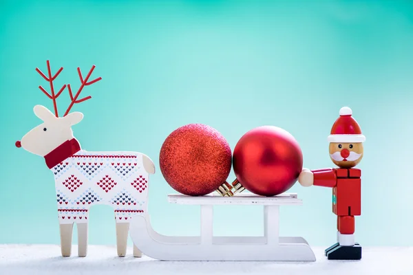 Renas e trenó de neve com bola de Natal — Fotografia de Stock