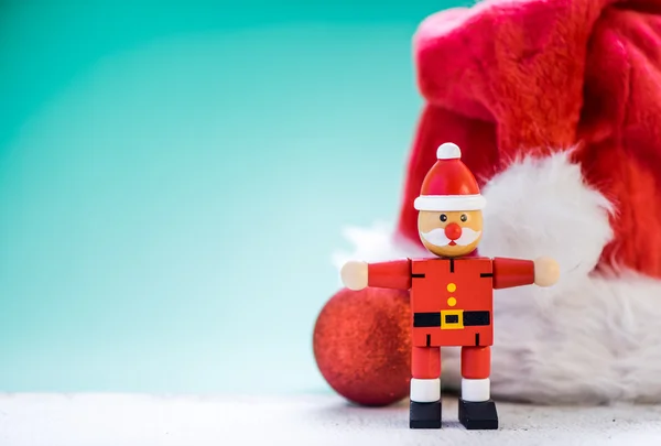 Papai Noel chapéu e brinquedo de madeira — Fotografia de Stock