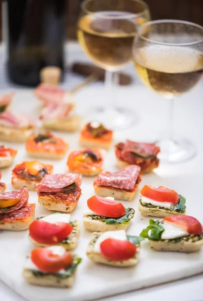 Selectie van antipasti tapas geserveerd met wijn — Stockfoto