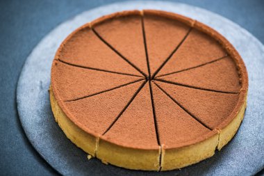 mükemmel çikolatalı pasta dilimlenmiş