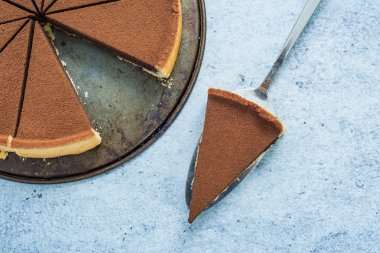 çikolata kabuk pasta dilimi