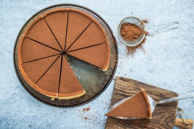 Çikolatalı kek paylaşımı için dilimlenmiş