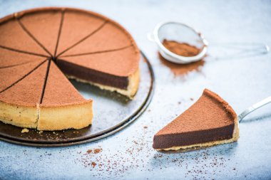 mükemmel çikolatalı pasta dilimlenmiş