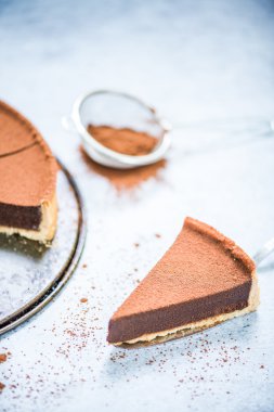 Çikolatalı kek paylaşımı için dilimlenmiş