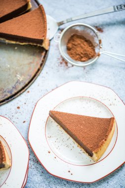 Çikolatalı kek paylaşımı için dilimlenmiş