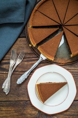 Tahta masada çikolatalı kek.