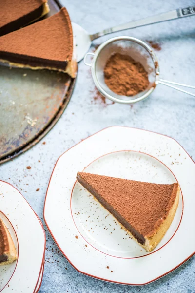 Çikolatalı kek paylaşımı için dilimlenmiş