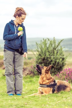 kadın köpek eğitmeni ve köpek