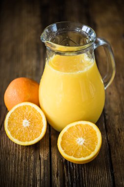 Taze sıkılmış portakal suyu.