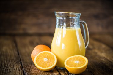 Taze sıkılmış portakal suyu.