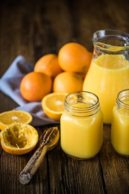 el sıkılmış taze portakal suyu