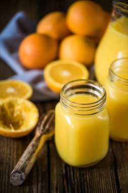 el sıkılmış taze portakal suyu