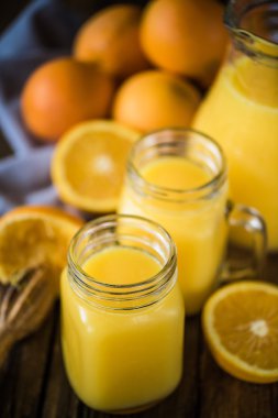 el sıkılmış taze portakal suyu