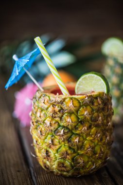 tropikal yaz partisi için ananas suyu
