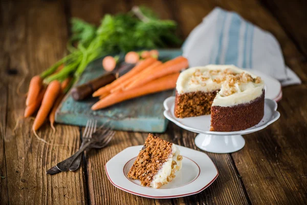 Portion carrot cake portion — Stockfoto