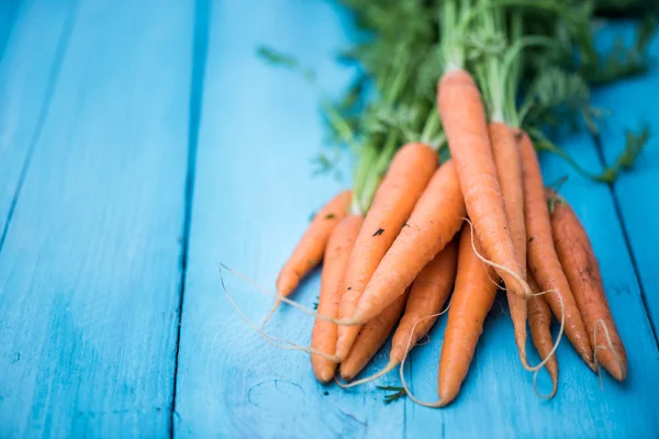 Kasa tuoreita kokonaisia porkkanoita — kuvapankkivalokuva