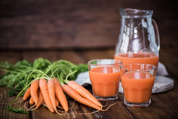 Karottensaft Pincher Auf Holztisch — Stockfoto