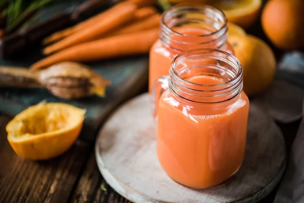 Suco de cenoura e desintoxicação de laranja — Fotografia de Stock