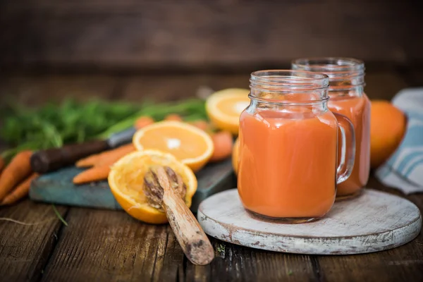 Karotten- und Orangensaft — Stockfoto