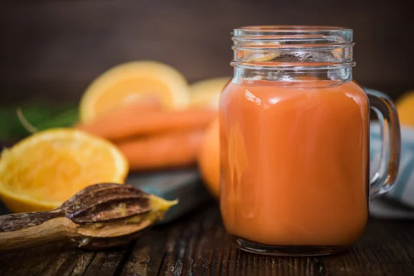 Karotten- und Orangensaft — Stockfoto