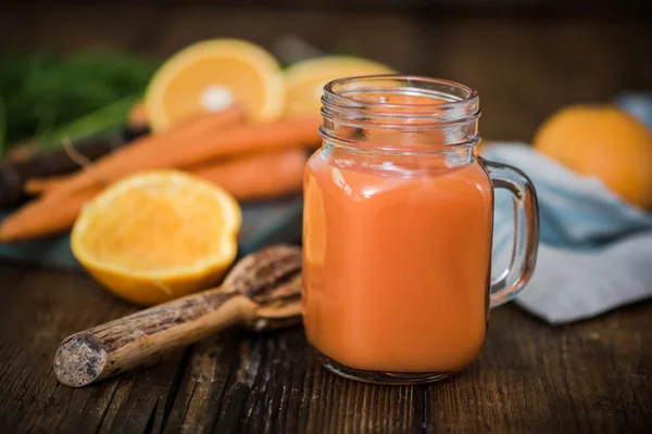 Čerstvá mrkev a pomerančový džus ingredience — Stock fotografie