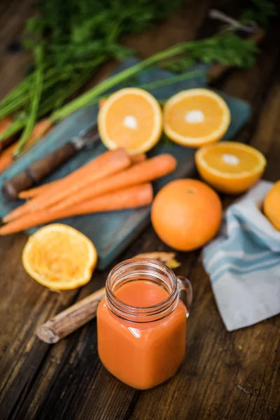 Cenoura fresca e ingredientes de suco de laranja — Fotografia de Stock