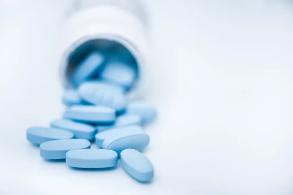 Μπλε χάπια σε λευκό — Φωτογραφία Αρχείου