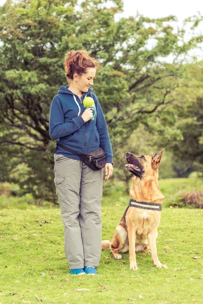 Woman dog trainer and dog — Stock Photo, Image