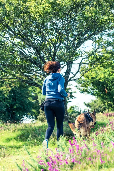 Actividad al aire libre para mujer y perro —  Fotos de Stock
