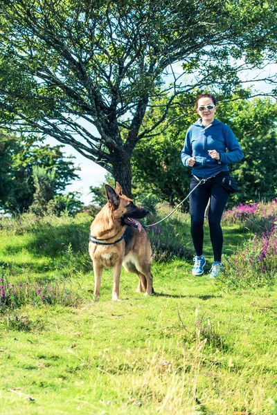 Joven dama caminando con alemán pastor perro —  Fotos de Stock