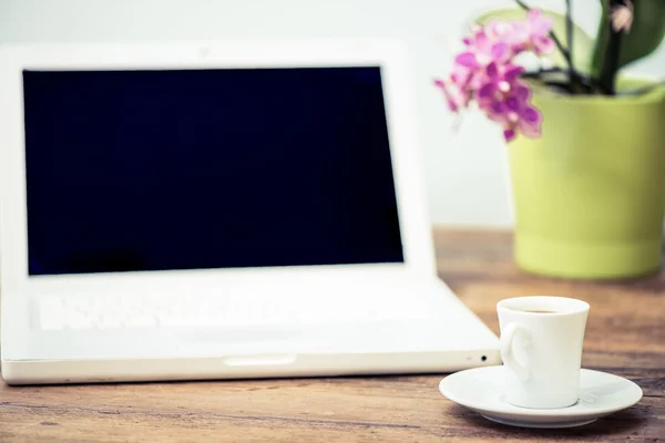 Laptop i kawy na biurku — Zdjęcie stockowe
