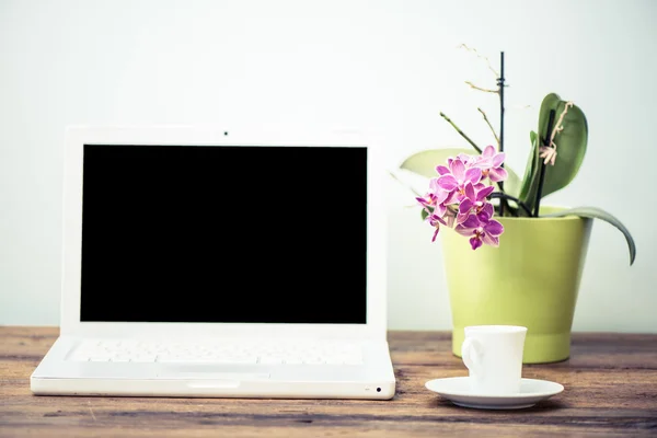 Desktop computer and coffee — Stock Photo, Image