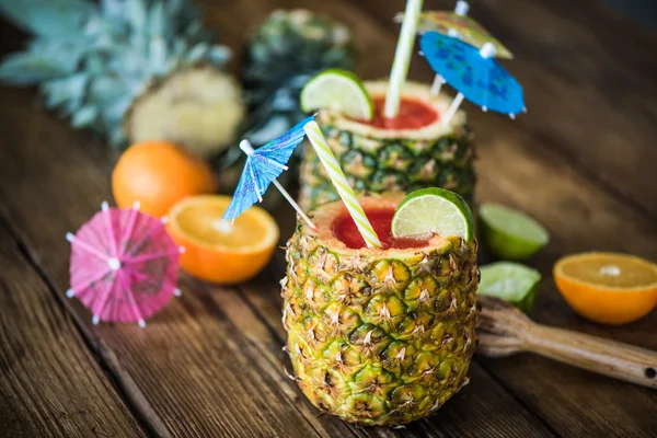 Succo tropicale in ananas per la festa estiva — Foto Stock