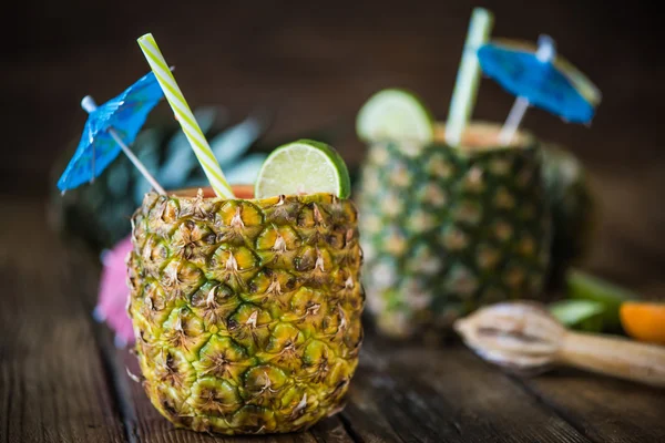 Succo tropicale in ananas per la festa estiva — Foto Stock