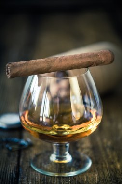 puro konyak cam üstüne