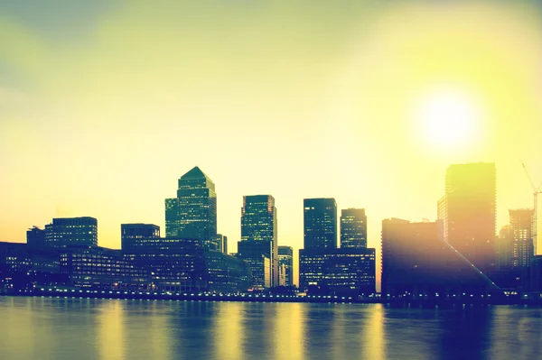 Canary Wharf London skyline au lever du soleil — Photo