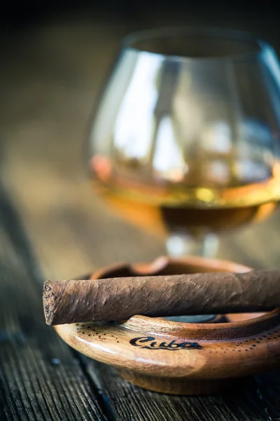Kubanska cigarr i askfat och cognac — Stockfoto
