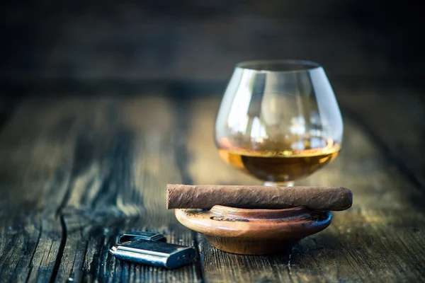 Hand rolled cuban cigar — Stock Photo, Image