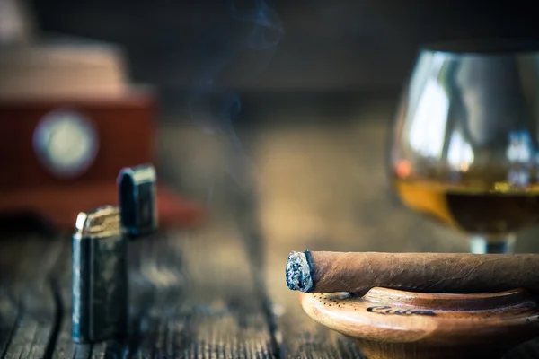 Smoking cigar close up view — Stock Photo, Image