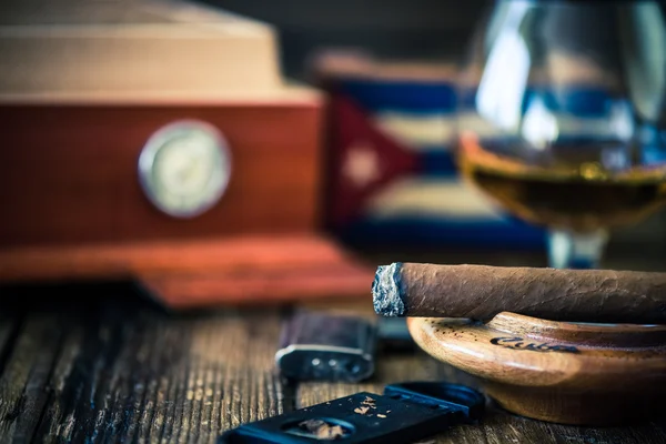 Smoking cuna cigar in ashtray — Stock Photo, Image