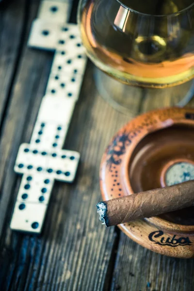 Smoking cuban cigar and domino game — Stock Photo, Image