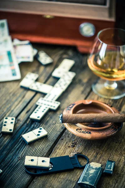 Tradicional dominó cubano jogo, charutos e rum — Fotografia de Stock