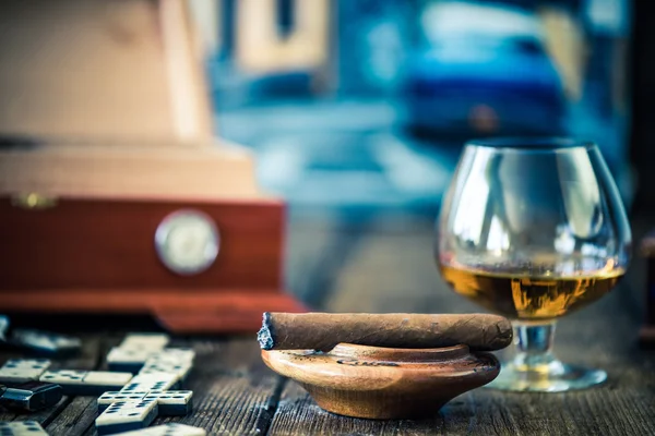 Charuto cubano e vidro de rum ou conhaque — Fotografia de Stock