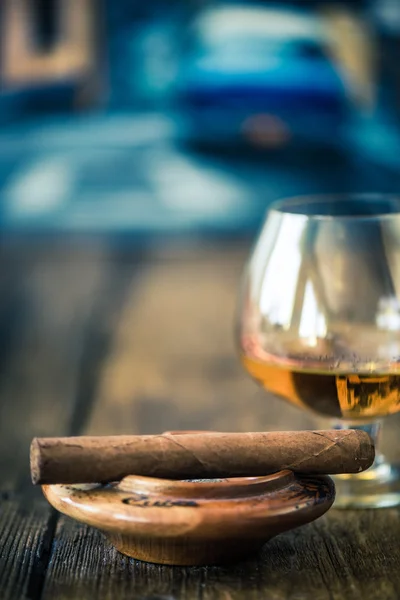 Cuban cerutu dan segelas rum atau cognac — Stok Foto