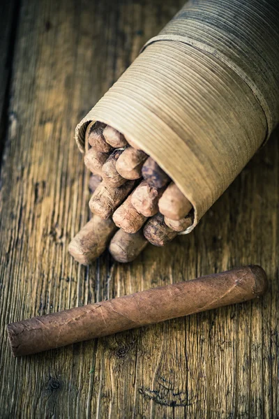 Handgemachte Zigarre auf Holztisch — Stockfoto