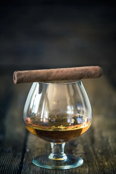 Cigarr ovanpå cognac glas — Stockfoto