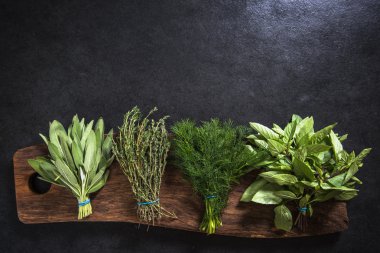 ahşap tahta sınır arka plan üzerinde taze otlar