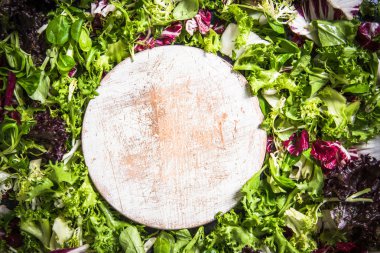 salata arka planda Ahşap doğrama tahtası