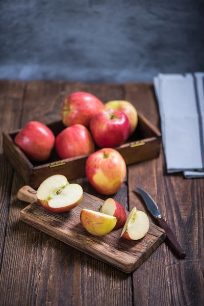 Красные спелые осенние яблоки на столе — стоковое фото