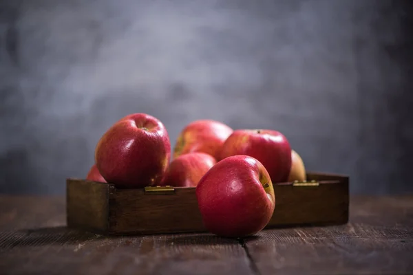 Manzanas rojas maduras de otoño en caja de madera —  Fotos de Stock